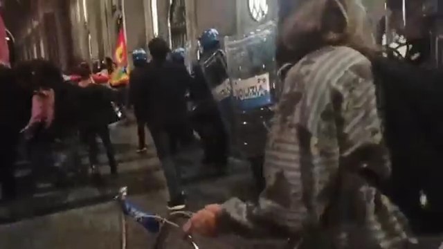 Torino, dopo il blocco della Flotilla il corteo contro la polizia a Porta Nuova