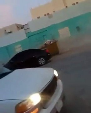 بالفيديو كيف انتهي الأمر بشخص متهور مارس التفحيط بجوار سيدة وطفليها بالسعودية
