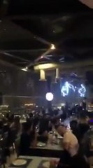 وصلة غنائية وسط حضور بعض العائلات السعودية في مطعم بجدة !