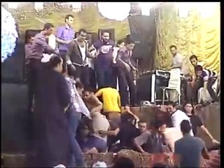بالفيديو سقوط المسرح بالمعازيم خلال حفل زفاف
