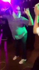 بالفيديو رجل ملتحي يقوم بالرقص بشكل مثير في حفل زفاف