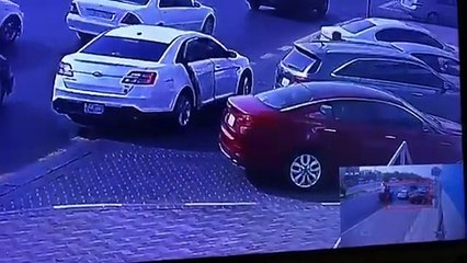 بالفيديو فتاة تقوم بسرقة سيارة تركها قائدها في وضع التشغيل بالدمام