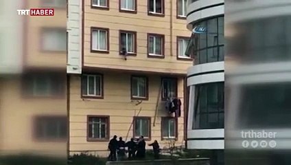 بالفيديو المارة ينفذون طفلاً تدلي من نافذة منزله