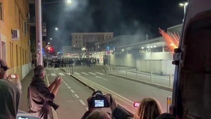 Tensione alla stazione di Bologna tra polizia e manifestanti