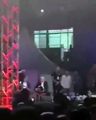 صابر الرباعي يتلقى خبراً محزناً على المسرح