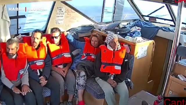 Dünya bunu konuşuyor! İsrail askerlerinin Sumud Filosu'ndaki tekneyi basıp gönüllüleri rehin aldığı anlar kamerada