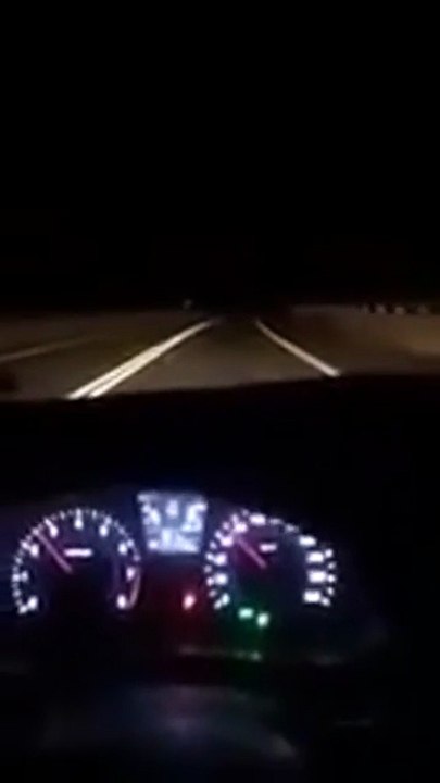 بالفيديو حادث إصطدام مروع بين سيارة وحمار على طريق عسير ليلاً