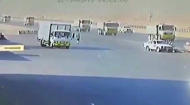 بالفيديو سيارة مسرعة تصدم رجلاً في محطة وقود على طريق الدمام