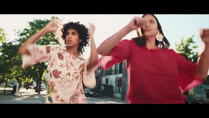 شاهدي وينونا رايدر وإليزابيث أولسن في حملة إتش أند إم لربيع 2018