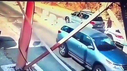 بالفيديو قائد سيارة يحاول الهروب من نقطة تفتيش بجازان ورجال الامن تتصدى له