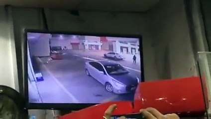 بالفيديو لص يسرق سيارة من امام اعين صاحبها بالسعودية