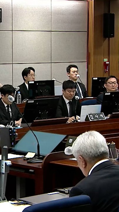 尹재판서 '검은 넥타이' 상복 시위…내란특검 검사들도 집단 반발