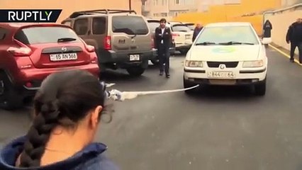 بالفيديو فتاة تستخدم شعرها لجر سيارة وزنها اكثر من 2 طن