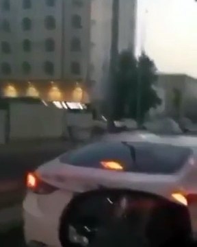 بالفيديو مشاجرة عنيفة بين شاب و سائق تاكسي بجدة !