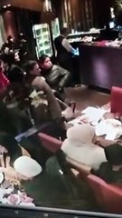 بالفيديو حيلة لسرقة شنطة ثمينة من سائحة كويتية في احدى مطاعم باريس