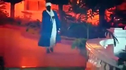 بالفيديو الرئيس السوداني يهين علم بلاده برميه على الارض