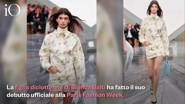 Matilde Lucidi debutta in passerella a Parigi, la figlia di Bianca Balti sfila per Dior