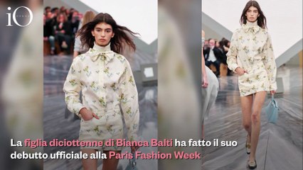 Matilde Lucidi debutta in passerella a Parigi, la figlia di Bianca Balti sfila per Dior