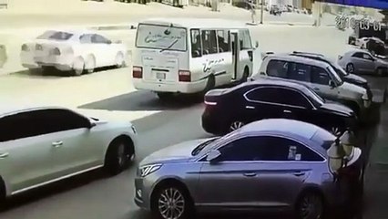 بالفيديو نجاة طفلين من الموت بأعجوبة بعد قيام سيارة بالاصدام مع حافلة مدرسة بالسعودية