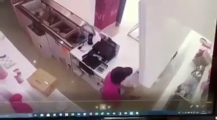 سطو مسلح على محل شهير وسرقة مبلغ كبير من المال في منطقة الخُبر