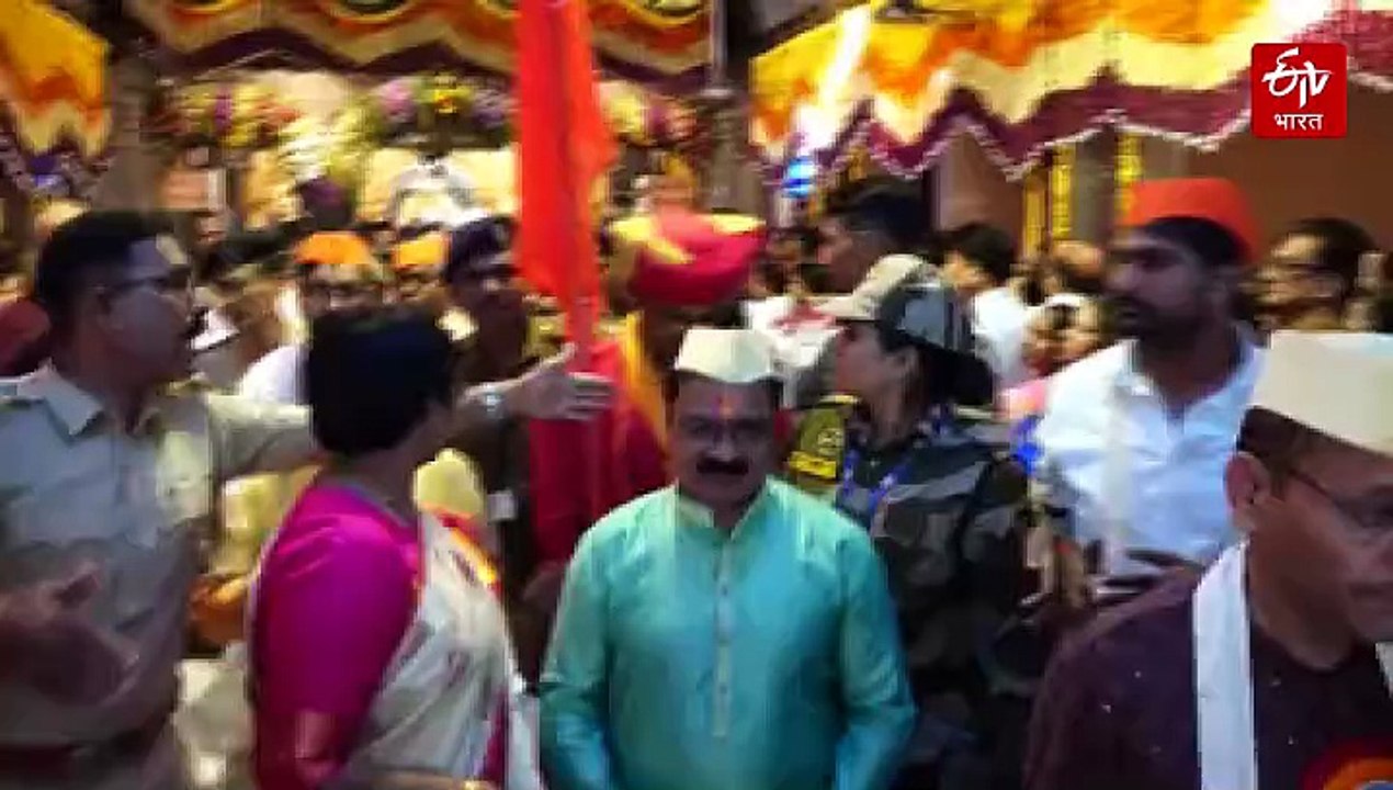 साईबाबा पुण्यतिथीनिमित्त 'भिक्षा झोळी' कार्यक्रम, संस्थानच्या अधिकाऱ्यांसह माजी मंत्री अन् भाविक सहभागी
