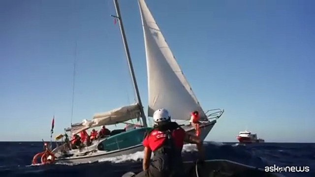 Flotilla, nave soccorso Emergency si ferma a 150 miglia da Gaza
