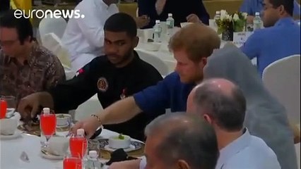 بالفيديو.. الأمير هاري يشارك المسلمين إفطار في رمضان