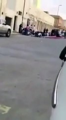 بالفيديو كميات كبيرة من الأطعمة المغلفة ملقاة في القمامة بجوار خيمة إفطار بالسعودية