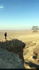 بالفيديو شاب يقوم بقفزة مبهرة من قمة جبل بالرياض