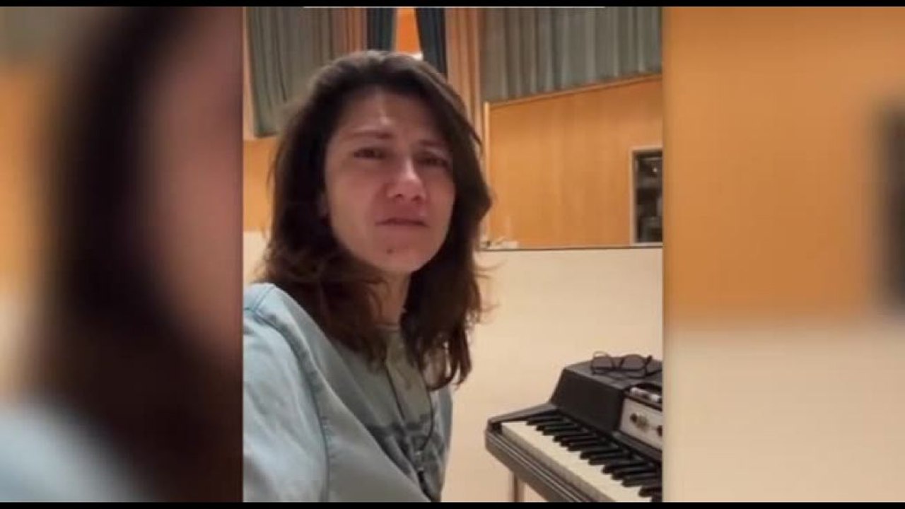 Elisa in lacrime: Flotilla bloccata, portate vo...