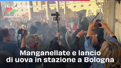 Manganellate e lancio di uova in stazione a Bologna: video