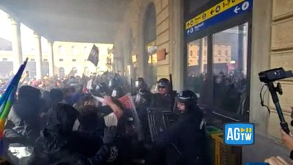 Bologna, scontri fra manifestanti e polizia in stazione