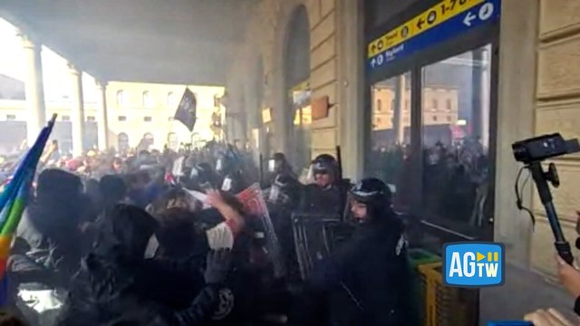 Bologna, scontri fra manifestanti e polizia in stazione