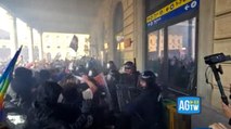 Bologna, scontri fra manifestanti e polizia in stazione