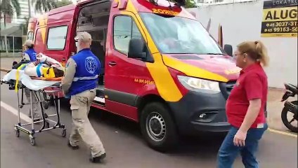 Jovem fica ferida após colisão traseira entre moto e carro na Rua Antonina