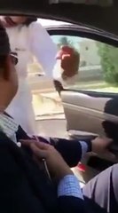 بالفيديو المطالبة بالقبض على مُشهر سكين بوجه قائد سيارة على أحد الطرق بالسعودية
