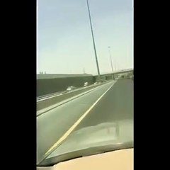 بالفيديو مواطن يتسبب في كارثة كبيرة على أحدى الطريق السرعة بالكويت ويفقد حياته
