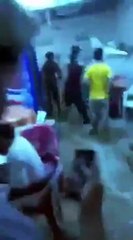 على الرغم من اجتياح السيول لأحدى مطاعم نجران.. مواطن يرفض ترك طعامه !