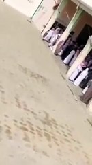 بالفيديو مُعلم يضرب الطلاب بطريقة عنيفة داخل فناء المدرسة