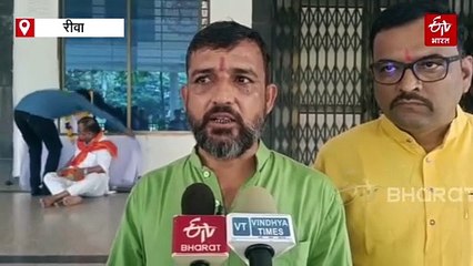 रीवा में गांधी जयंती पर गांधी स्टाइल में विधायक का धरना, बापू की तस्वीर के साथ किया प्रदर्शन