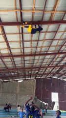 Puso en riesgo su vida por una pelota atorada en un tinglado