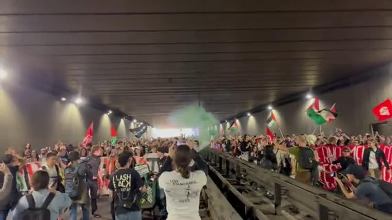 Le proteste per la Flotilla e Gaza a Torino, corteo e slogan sotto il sottopasso di corso D'Azeglio. Gli studenti verso la Tangenziale