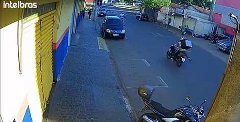 Homem invade a contramão e "joga" a moto contra o irmão; veja vídeo