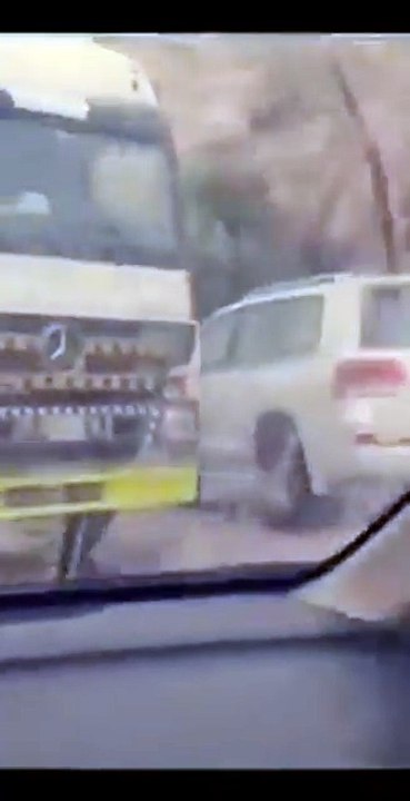 بالفيديو سائق شاحنة متهور يسير عكس الإتجاه بأحدى أحياء الرياض