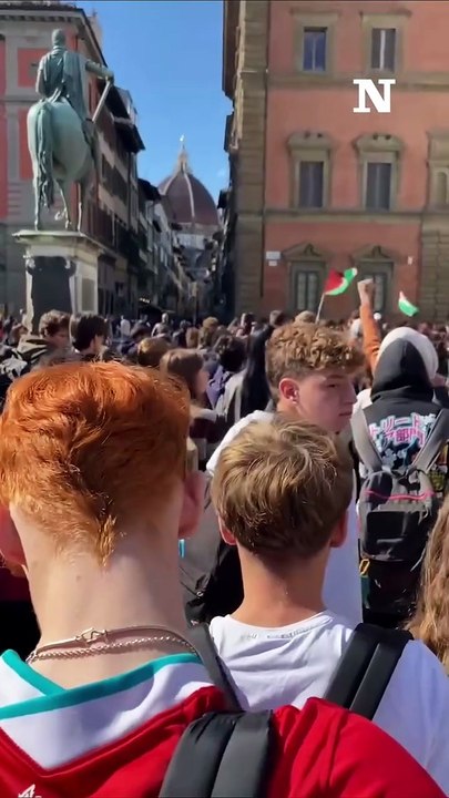 "Firenze in Rivolta: Migliaia di Studenti in Piazza Contro il Blocco della Flotilla e gli Accordi con Israele"