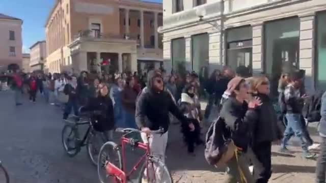 Padova, protesta Pro Pal degli universitari: gli studenti in corteo, il blitz alla mensa