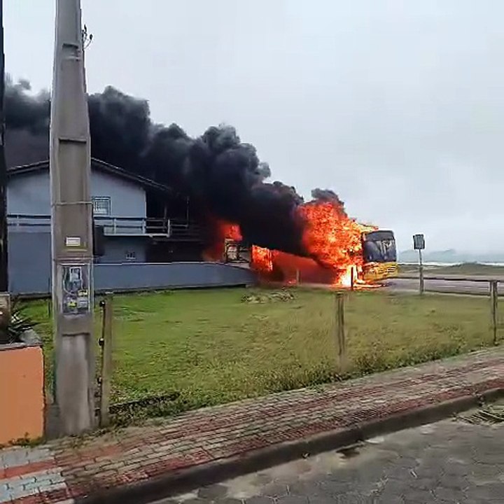 Ônibus escolar pega fogo e labaredas assustam moradores em praia de SC