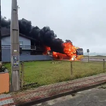 Ônibus escolar pega fogo e labaredas assustam moradores em praia de SC