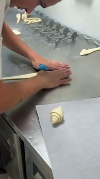 La fabrication des croissants au Père Pain Pain