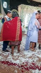 Padres De La Novia Orgullosos De Llevar la vestimenta de su region, en el día del matrimonio de su hija